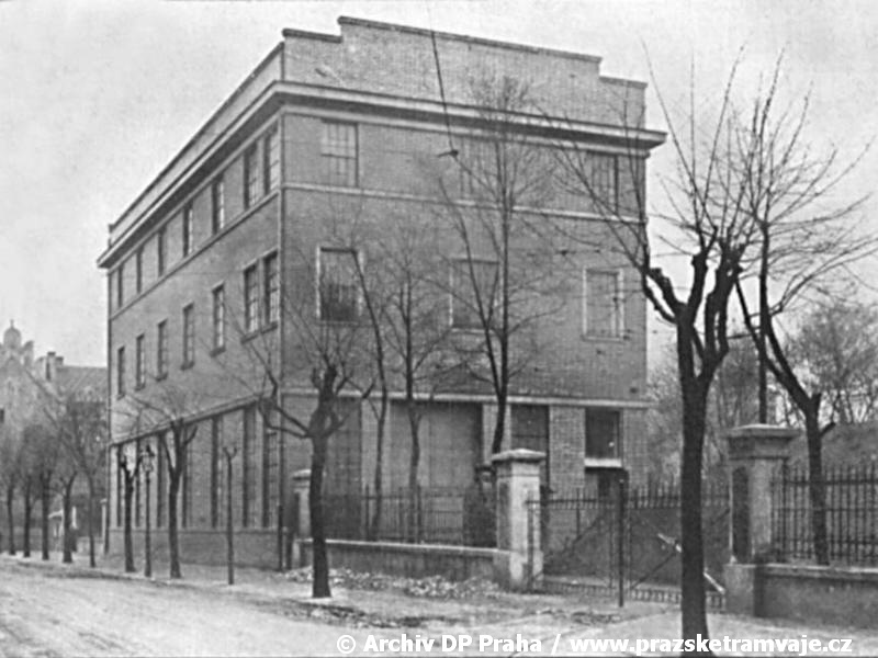 Fotografie publikovaná v roce 1927 zachycuje stav rozvodny nejspíš v roce 1925, je na ní zachycen i původní vjezd z Nitranské ulice včetně trolejového vedení