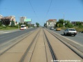 Tramvajová trať v přímém úseku stoupá Chodovskou ulicí.
