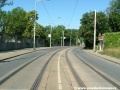 Pravý oblouk tramvajové tratě tvořené velkoplošnými panely BKV v ulici U Plynárny.