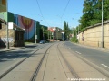 Tramvajová trať se stáčí táhlým pravým obloukem ulice U Plynárny.