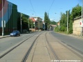 Tramvajová trať se stáčí táhlým pravým obloukem ulice U Plynárny.