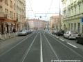 Přímý úsek tramvajové tratě v Nuselské ulici míří na náměstí bratří Synků.