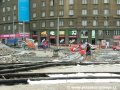 Na rekonstruované křižovatce Ohrada dochází k vyplňování prostoru mezi pražci betonem a následné zádlažbě. | 3.8.2006