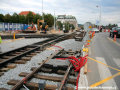 Za výhybkou obnovovaného oblouku na Palackého most chybí v koleji ještě kus přímé. | 31.8.2007