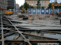 Prostor mezi kolejnicemi křižovatky Palackého náměstí je již vyléván betonem, tvořícím podkladní vrstvu budoucího krytu křižovatky tvořený litým asfaltem. | 31.8.2007