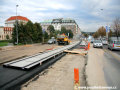 Na Rašínově nábřeží jsou již v prostoru zastávek Palackého náměstí položeny první metry obnovovaných velkoplošných panelů BKV. | 31.8.2007