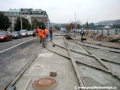 Ve vrcholu křižovatky Palackého náměstí od Palackého mostu je mezikolejový prostor vyléván betonem. | 3.10.2007