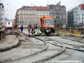 Ve vrcholu křižovatky Palackého náměstí od Palackého mostu je mezikolejový prostor vyléván betonem. | 3.10.2007