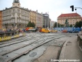 Ve vrcholu křižovatky Palackého náměstí od Palackého mostu je mezikolejový prostor vyléván betonem. | 3.10.2007