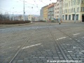 Křížení tramvajové tratě od zastávky Krejcárek s tratí po Sokolovské ulici, zleva se oblouky připojují koleje od zastávky Invalidovna