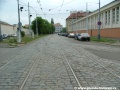 Tramvajová trať kříží vjezdovou část vnitřní koleje smyčky Vozovna Pankrác.