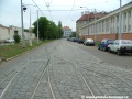 Tramvajová trať kříží vjezdovou část vnější koleje smyčky Vozovna Pankrác.