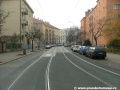 Tramvajová trať se napřimuje do ulice Na Veselí a vstupuje do prostoru protisměrné zastávky Na Veselí.