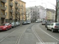 Tramvajová trať tvořená velkoplošnými panely BKV se v ulici na Veselí stáčí pravým obloukem.