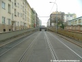 Do podjezdu pod ulicí 5. května začíná klesat ulice Na Veselí s vozovkou na tramvajových kolejích, zatímco chodníky a domy stejné ulice zůstávají v původní niveletě.