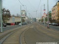 Ve výrazně rozšířené osové vzdálenosti protisměrných kolejí odbočuje trať z ulice Na Veselí do středu ulice Na Pankráci, kde se brzy napřímí.