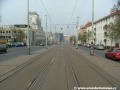 V přímém úseku na zvýšeném tělese ve středu ulice Na Pankráci tramvajová trať mírně klesá.