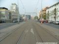 V přímém úseku na zvýšeném tělese ve středu ulice Na Pankráci tramvajová trať mírně klesá tvořená velkoplošnými panely BKV.