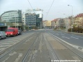 Tramvajová trať se po překonání světelně řízené křižovatky v ulici Na Pankráci již nevrátí na zvýšené těleso a...