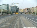 ...několik desítek metrů před odbočením do Táborské ulice zůstává v úrovni vozovky.