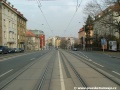 Tramvajová trať se v přímém úseku dostala na vrchol Táborské ulice a nyní již bude následovat jen klesání.