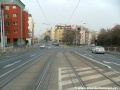 Klesání přivádí tramvajovou trať v Táborské ulici ke světelně řízené křižovatce s ulicí Petra Rezka.