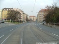 Tramvajová trať se stáčí pravým obloukem, aby i nadále pokračovala Táborskou ulicí.
