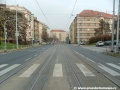 Po napřímení se tramvajová trať dostává ke křižovatce s ulicí Na Květnici připojující se z pravé strany.
