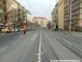 Tramvajová trať se v klesání přibližuje k zastávkám Palouček.