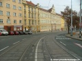 Tramvajová trať se stáčí v pravém oblouku Táborské ulice podél náměstí Generála Kutlvašra.