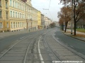 Tramvajová trať se stáčí v pravém oblouku Táborské ulice podél náměstí Generála Kutlvašra.