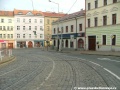 Tramvajová trať v levém oblouku zřízeném klasickou konstrukcí se zákrytem z velké žulové dlažby odbočuje do Vladimírovy ulice.