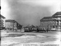 Původní podoba Soudního náměstí s tramvajovou tratí před soudní budovou. | 1934