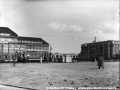 Původní podoba Soudního náměstí s tramvajovou tratí před soudní budovou. | 1934