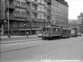 Do zastávky Palouček stoupá souprava motorového a vlečného vozu, jejíž prostřednictvím se Pražané loučily s dvounápravovými vozy. | 9.5.1974