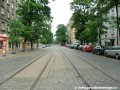 Počátek námi sledované tramvajové tratě konstruované velkoplošnými panely BKV na křižovatce ulic Dělnická a Komunardů, přičemž druhé zmíněné se přidržíme, protisměrné koleje jsou zde ve zvětšené osové vzdálenosti, aby došlo k optimálnímu odstupu vozů v oblouku křižovatky Dělnická