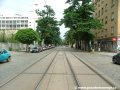 Pouze křižovatka s Přístavní ulicí od sebe odděluje dvě jednosměrně zřízené zastávky Dělnická a U Průhonu