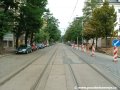 Tramvajová trať tvořená velkoplošnými panely BKV pokračuje ve středu vozovky ulice Komunardů v přímém úseku
