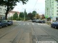 Oblouk tramvajové tratě z ulice Komunardů na okraj Ortenova náměstí je klasické konstrukce se zákrytem ze žulových kostek, okrajově se dotýká ulice u URanie, do níž byl zaústěn vratný trojúhelník se zkušební kolejí