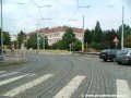Oblouk tramvajové tratě z ulice Komunardů na okraj Ortenova náměstí klasické konstrukce s krytem ze žulových dlažebních kostek