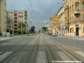 Za zastávkami Ortenovo náměstí tramvajová trať překročí v přímém úseku světelně řízenou křižovatku s Osadní ulicí, po níž se zastávky dříve jmenovaly
