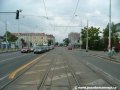 Tramvajová trať tvořená velkoplošnými panely BKV pokračuje v přímém úseku ve středu Plynární ulice