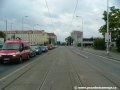 Tramvajová trať tvořená velkoplošnými panely BKV pokračuje v přímém úseku ve středu Plynární ulice