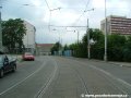 Levý oblouk tramvajové tratě v ulici Na Zátorách tvořený velkoplošnými panely BKV