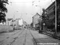 Na tramvajovou trať v prostoru budoucích tramvajových zastávek Fučíkova (dnes Nádraží Holešovice) u terminálu konečné stanice metra C již rok padá prach... | 3.8.1982