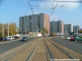 Tramvajová trať pokračuje v přímém úseku z panelů BKV na zvýšeném tělese ve středu Makovského ulice