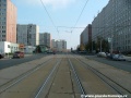 Středem Makovského ulice spěje tramvajová trať tvořená velkoplošnými panely BKV v přímém úseku k zastávce Blatiny