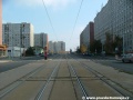 Středem Makovského ulice spěje tramvajová trať tvořená velkoplošnými panely BKV v přímém úseku k zastávce Blatiny