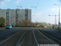 V křižovatce s Bazovského ulicí se trať stáčí v pravém oblouku