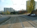 Před zastávkami Slánská se tramvajová trať stáčí v levém oblouku